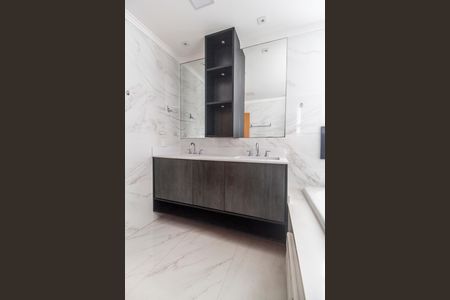 Apartamento à venda com 225m², 3 quartos e 4 vagas Apartamento à venda com 225m², 3 quartos e 4 vagasBanheiro da Suíte