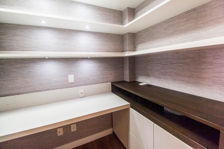 Apartamento à venda com 225m², 3 quartos e 4 vagas Apartamento à venda com 225m², 3 quartos e 4 vagasEscritório