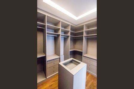 Apartamento à venda com 225m², 3 quartos e 4 vagas Apartamento à venda com 225m², 3 quartos e 4 vagasCloset da suíte