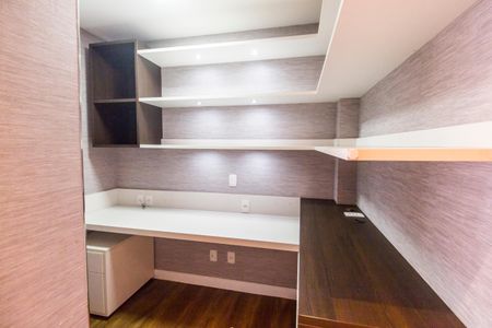 Apartamento à venda com 225m², 3 quartos e 4 vagas Apartamento à venda com 225m², 3 quartos e 4 vagasEscritório