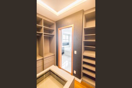 Apartamento à venda com 225m², 3 quartos e 4 vagas Apartamento à venda com 225m², 3 quartos e 4 vagasCloset da suíte