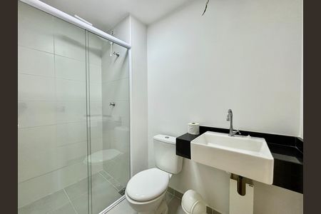 Banheiro social de kitnet/studio para alugar com 1 quarto, 24m² em Pinheiros, São Paulo