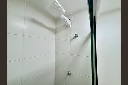 Banheiro social de kitnet/studio para alugar com 1 quarto, 24m² em Pinheiros, São Paulo