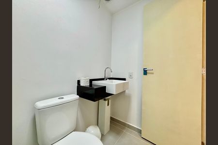 Banheiro social de kitnet/studio para alugar com 1 quarto, 24m² em Pinheiros, São Paulo