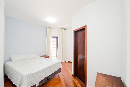 Casa à venda com 200m², 3 quartos e 2 vagas Casa à venda com 200m², 3 quartos e 2 vagasQuarto 3 - Suíte