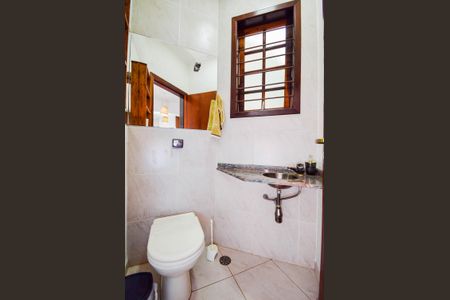 Casa à venda com 200m², 3 quartos e 2 vagas Casa à venda com 200m², 3 quartos e 2 vagasBanheiro Social - Lavabo