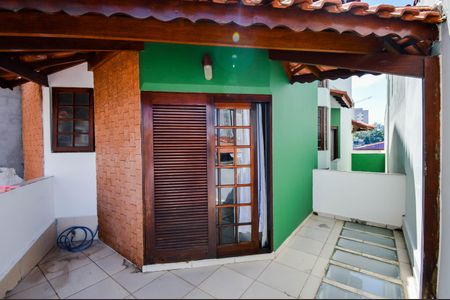Casa à venda com 200m², 3 quartos e 2 vagas Casa à venda com 200m², 3 quartos e 2 vagasVaranda do Quarto 3 - Suíte