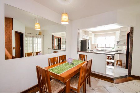 Casa à venda com 200m², 3 quartos e 2 vagas Casa à venda com 200m², 3 quartos e 2 vagasSala de Jantar