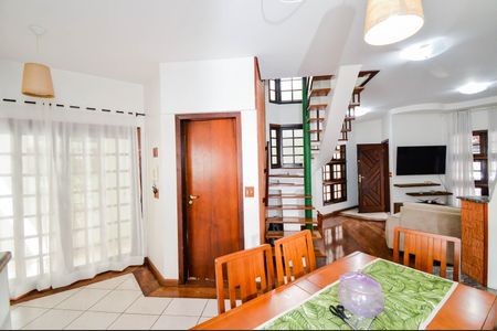 Casa à venda com 200m², 3 quartos e 2 vagas Casa à venda com 200m², 3 quartos e 2 vagasSala de Jantar