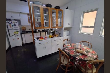 Casa de condomínio à venda com 300m², 4 quartos e 6 vagas