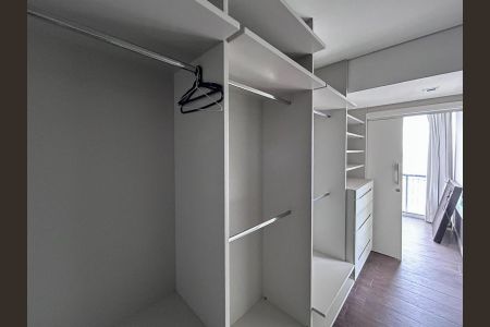 Apartamento à venda com 240m², 3 quartos e 4 vagasSuíte 1 Closet