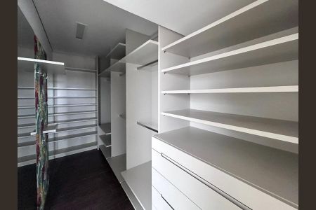 Apartamento à venda com 240m², 3 quartos e 4 vagasSuíte 1 - Closet