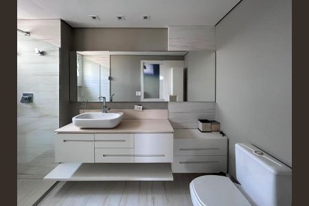 Apartamento à venda com 240m², 3 quartos e 4 vagasBanheiro Suíte 1 Ele