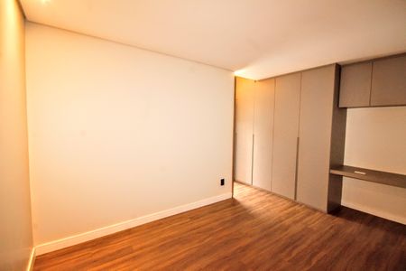 Casa de condomínio à venda com 403m², 4 quartos e 4 vagasquarto 3