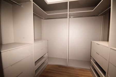 Casa de condomínio à venda com 403m², 4 quartos e 4 vagascloset