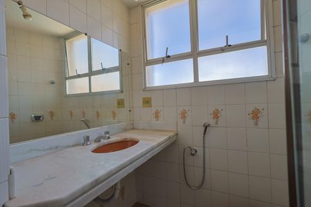 Apartamento à venda com 130m², 4 quartos e 3 vagas Apartamento à venda com 130m², 4 quartos e 3 vagasBanheiro da Suíte