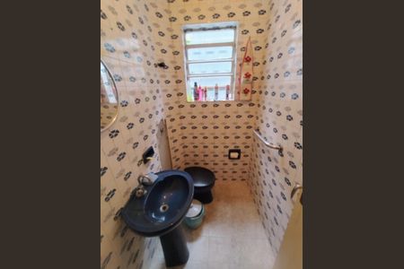 Casa à venda com 100m², 2 quartos e 2 vagasBanheiro social 2