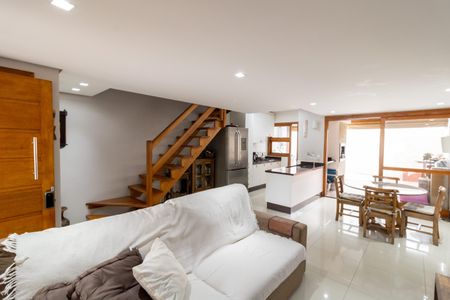 Sala de casa à venda com 3 quartos, 108m² em Espírito Santo, Porto Alegre