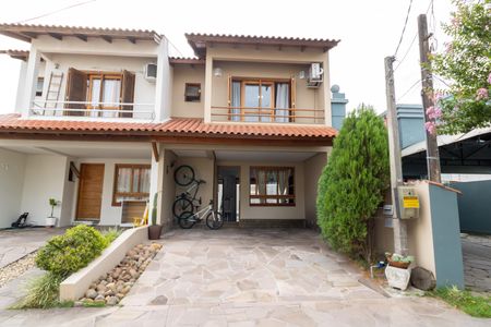 Casa à venda com 108m², 3 quartos e 2 vagasFachada