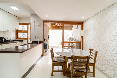 Casa à venda com 108m², 3 quartos e 2 vagasSala