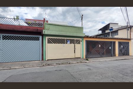 Casa à venda com 100m², 3 quartos e 2 vagas Casa à venda com 100m², 3 quartos e 2 vagasFachada