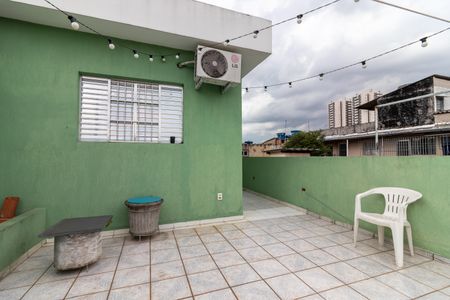 Casa à venda com 100m², 3 quartos e 2 vagas Casa à venda com 100m², 3 quartos e 2 vagasVaranda