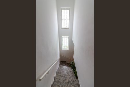 Casa à venda com 100m², 3 quartos e 2 vagas Casa à venda com 100m², 3 quartos e 2 vagasEscada