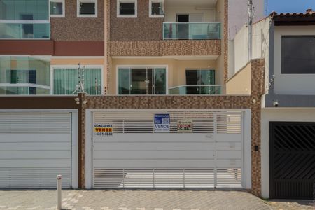 Casa à venda com 210m², 3 quartos e 4 vagas Casa à venda com 210m², 3 quartos e 4 vagasFachada