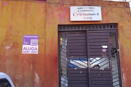 Apartamento para alugar com 48m², 2 quartos e 1 vagaPlaca instalada no muro do condomínio - Código da placa: YIXW-950