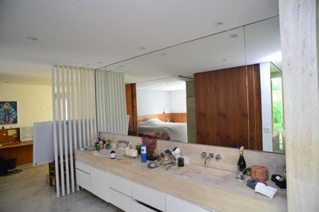 Casa de condomínio para alugar com 1400m², 4 quartos e 8 vagas Casa de condomínio para alugar com 1400m², 4 quartos e 8 vagasBanheiro Suíte Principal