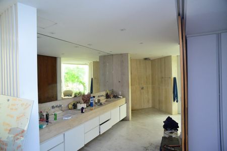 Casa de condomínio para alugar com 1400m², 4 quartos e 8 vagas Casa de condomínio para alugar com 1400m², 4 quartos e 8 vagasBanheiro Suíte Principal