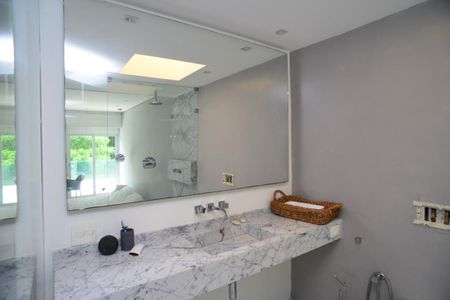 Casa de condomínio para alugar com 1400m², 4 quartos e 8 vagas Casa de condomínio para alugar com 1400m², 4 quartos e 8 vagasBanheiro Suíte 2