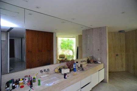 Casa de condomínio para alugar com 1400m², 4 quartos e 8 vagas Casa de condomínio para alugar com 1400m², 4 quartos e 8 vagasBanheiro Suíte Principal