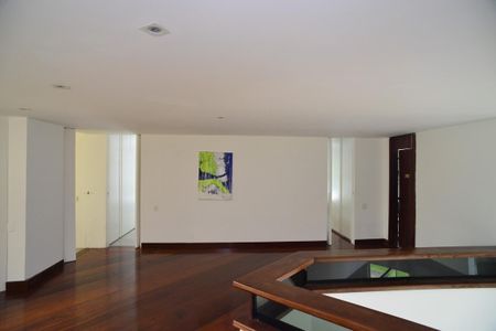 Casa de condomínio para alugar com 1400m², 4 quartos e 8 vagas Casa de condomínio para alugar com 1400m², 4 quartos e 8 vagasHall dos Quartos