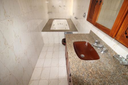 Casa para alugar com 226m², 5 quartos e 2 vagasBanheiro