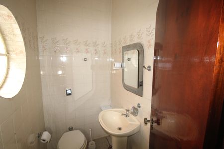 Casa para alugar com 226m², 5 quartos e 2 vagasLavabo