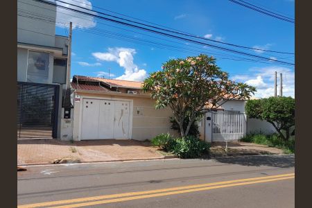 Casa à venda com 130m², 4 quartos e 2 vagasFachada