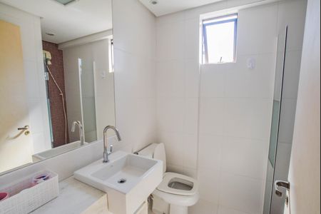 Apartamento à venda com 82m², 2 quartos e 2 vagasBanheiro da Suíte