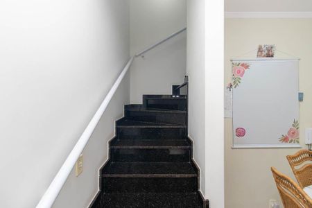 Casa para alugar com 120m², 2 quartos e 1 vagaEscada