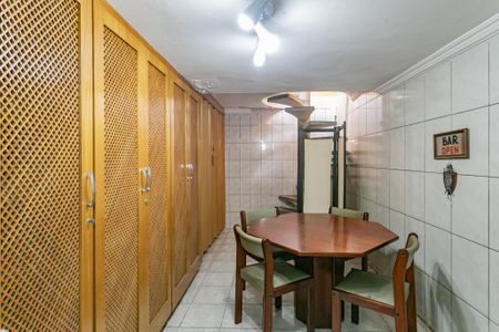 Casa à venda com 220m², 4 quartos e 4 vagasAdega