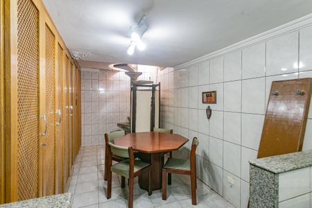 Casa à venda com 220m², 4 quartos e 4 vagas Casa à venda com 220m², 4 quartos e 4 vagasAdega