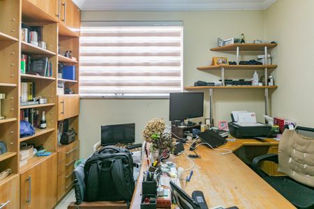Casa à venda com 220m², 4 quartos e 4 vagas Casa à venda com 220m², 4 quartos e 4 vagasEscritório