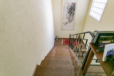 Casa à venda com 220m², 4 quartos e 4 vagas Casa à venda com 220m², 4 quartos e 4 vagasEscada