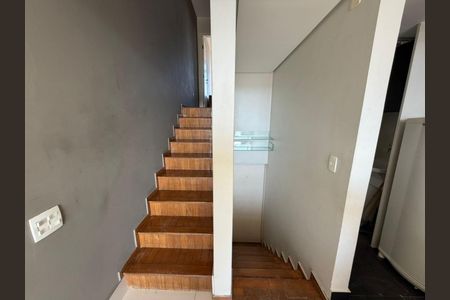 Apartamento à venda com 48m², 1 quarto e sem vagaEscadas da entrada para sala e sala para quarto