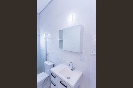 Banheiro e área de serviço de casa para alugar com 1 quarto, 22m² em Jardim Peri, São Paulo