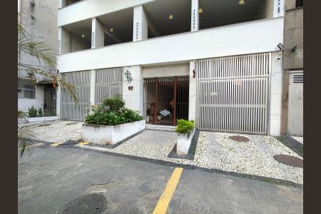 Apartamento à venda com 76m², 2 quartos e 1 vaga Apartamento à venda com 76m², 2 quartos e 1 vagaFachada e portaria