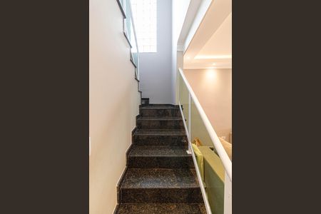 Casa à venda com 165m², 3 quartos e 3 vagasEscada