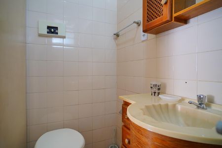 Banheiro  de apartamento para alugar com 1 quarto, 45m² em Passo D’areia, Porto Alegre