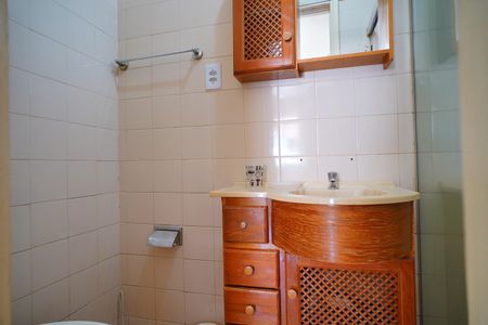 Banheiro  de apartamento para alugar com 1 quarto, 45m² em Passo D’areia, Porto Alegre