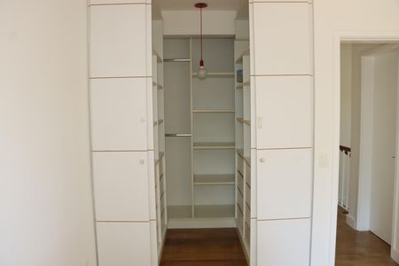Casa de condomínio para alugar com 295m², 4 quartos e 4 vagasCloset da Suíte